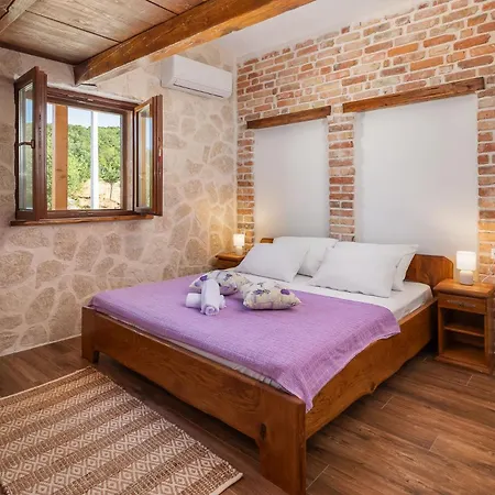 Perva Villa Lukar