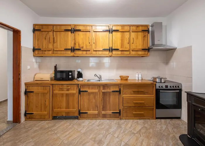 فيلة Perva Lukar